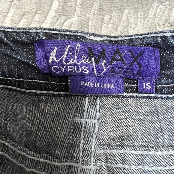 Miley Cyrus shorts - Picture 5 of 6